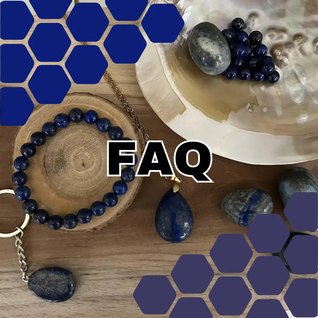 Bracelets et pierres de lapis-lazuli avec le texte FAQ Pierre Lapis Lazuli sur un fond attrayant