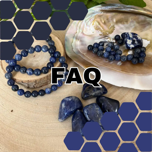 FAQ Sodalite image présentant bracelets de perles et pierres roulées de sodalite sur tranche de bois et coquille nacre