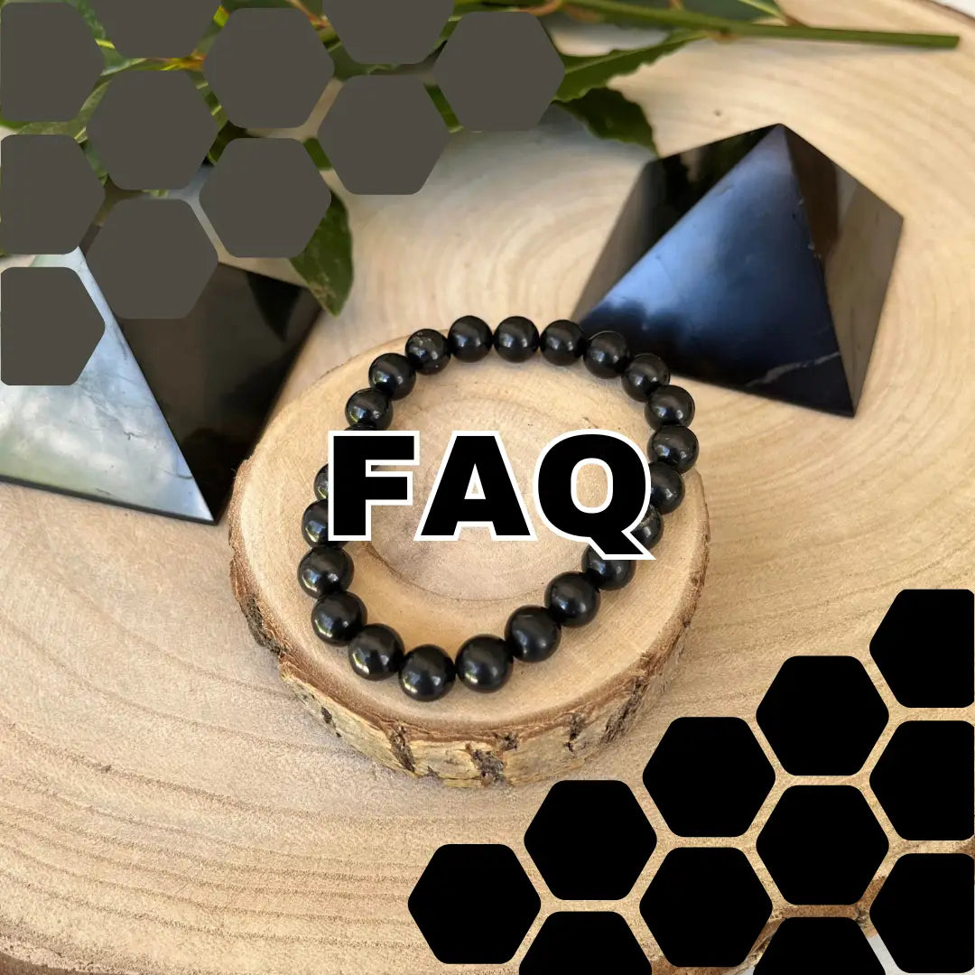 Bracelet en shungite avec pyramides et fond en bois pour FAQs sur la Shungite
