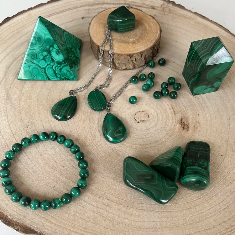 Collection de bijoux en malachite éclatante avec des formes variées, pierres et accessoires de guérison