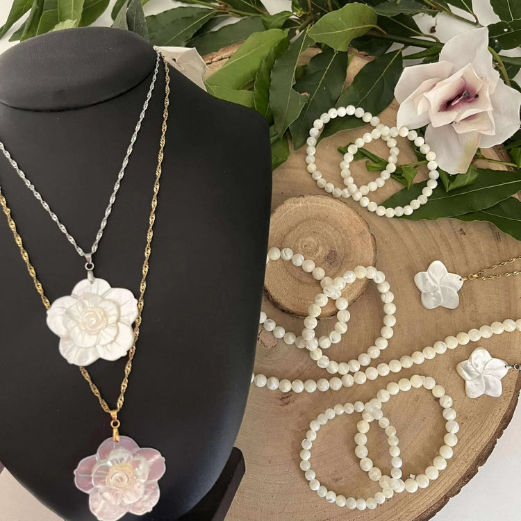 Collection Nacre avec colliers, bracelets et boucles d'oreilles en nacre naturelle et perles blanches