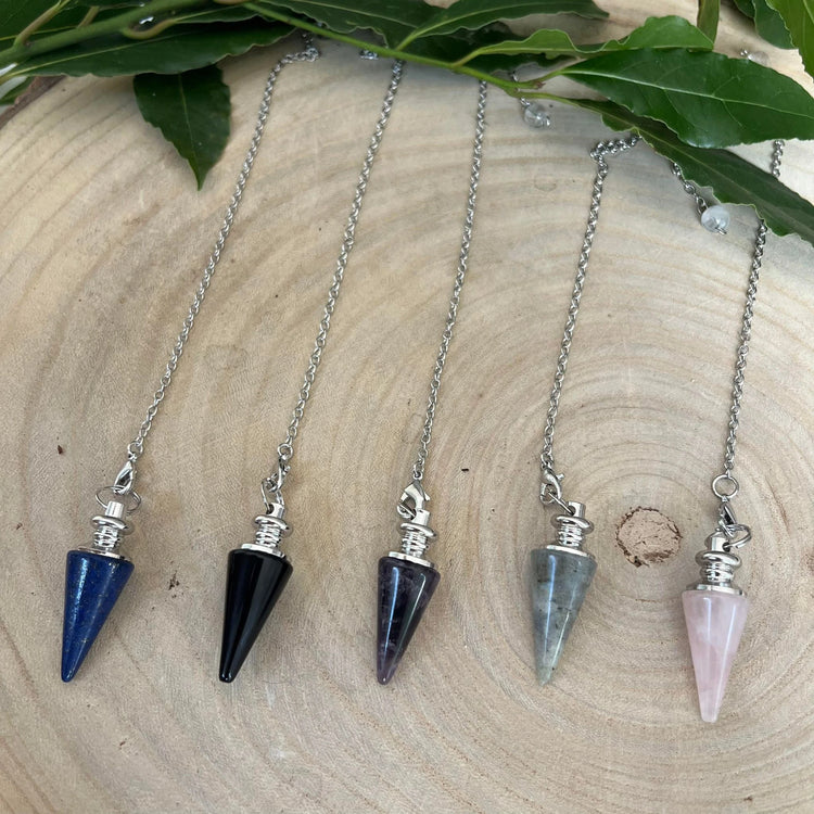 Collection de Pendules en Pierre Naturelle avec designs variés sur fond en bois rustique
