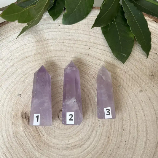 Trois pierres naturelles Améthyste en Pointe sur une plaque en bois, idéales pour la décoration ou la méditation