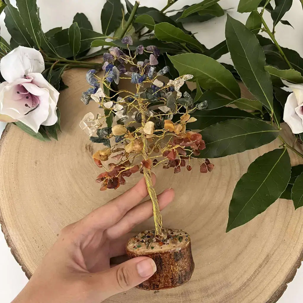 Arbre 7 Chakras en fil de cuivre et pierres naturelles multicolores sur socle en bois main tenant