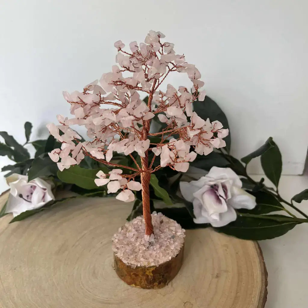 Arbre en Pierres Naturelles avec des feuilles roses et une base en cristaux, parfait pour la décoration intérieure