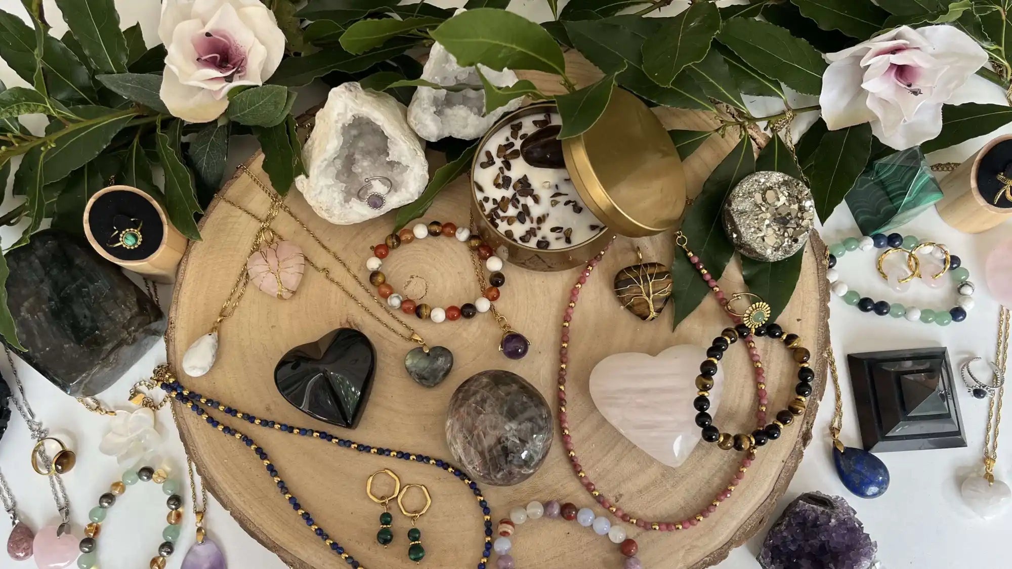 Assortiment de bijoux en cristal et de pierres décoratives.