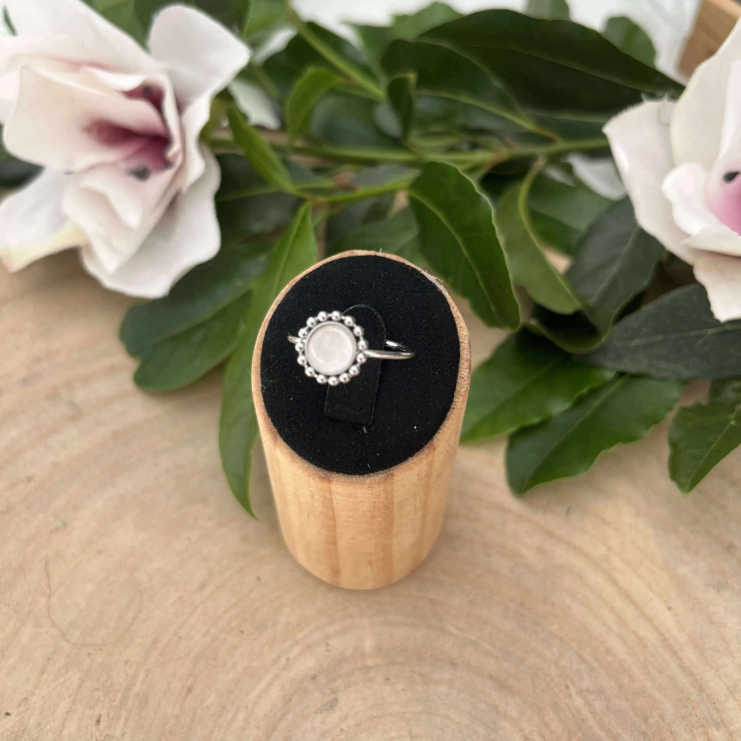Bague ajustable Solara de Aura de Roche avec pierre blanche et détails argentés élégants