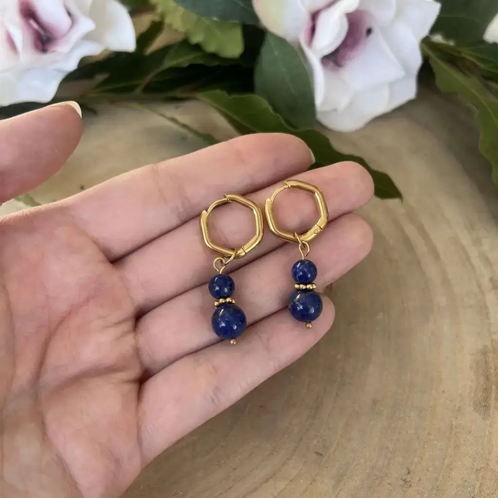 Boucles d'Oreilles Lapis Lazuli suspendues en métal doré, idéales pour les occasions spéciales