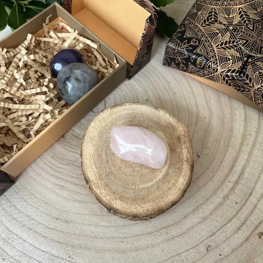 Box Confiance en Soi Pierres Naturelles avec pierres semi-précieuses présentées sur support en bois chez Aura de Roche