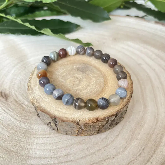 Bracelet Agate Botswana Gris avec perles multicolores sur fond en bois naturel
