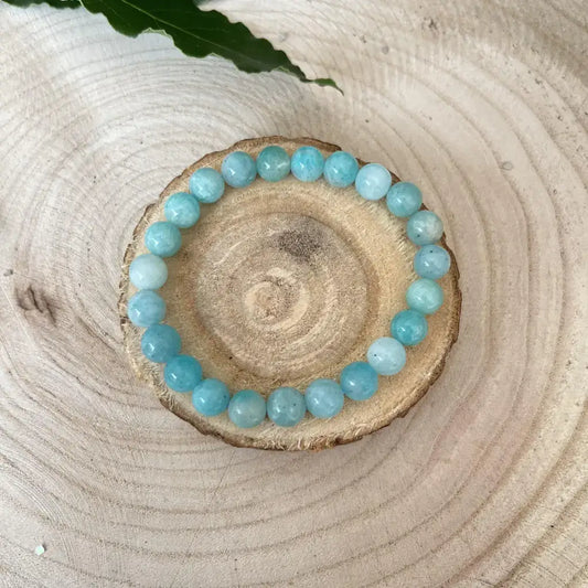 Bracelet Amazonite Naturel sur une souche en bois, aux perles bleues apaisantes