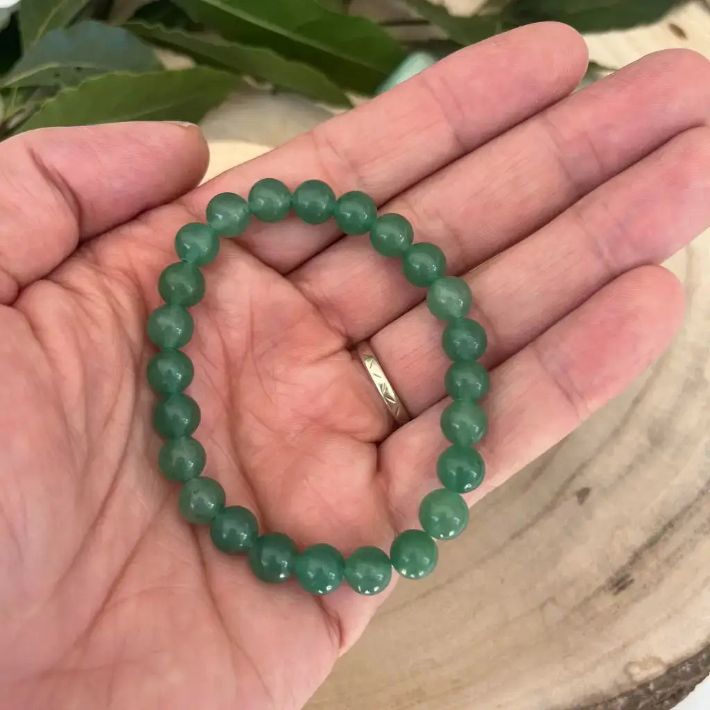 Bracelet Aventurine Verte Naturel sur une main, mettant en valeur ses perles délicates et élégantes