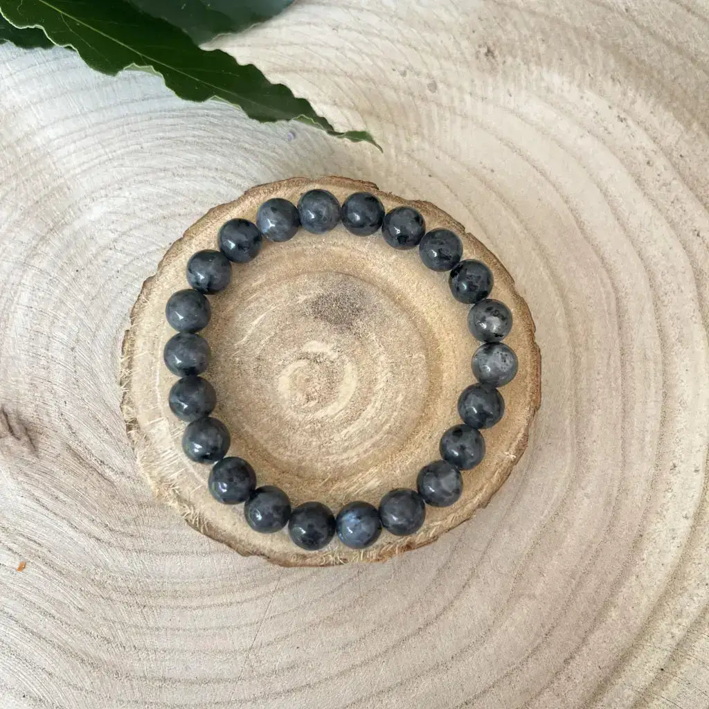 Bracelet en Larvikite Naturelle - Pierre de Protection et d’Ancrage sur une tranche de bois