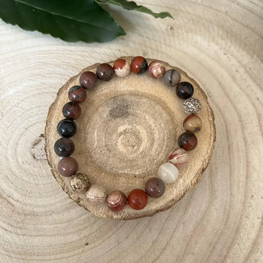 Bracelet Jaspe Rouge en pierres naturelles sur un support en bois rustique