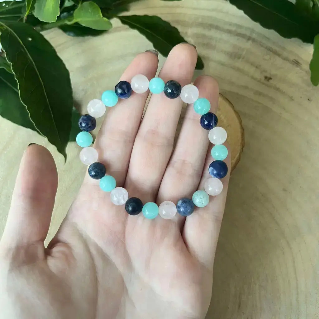 Bracelet Signe Vierge en pierres naturelles avec turquoise, lapis-lazuli et quartz rose sur main