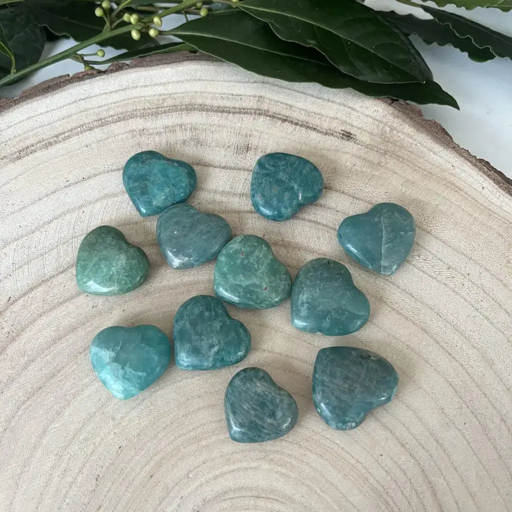 Coeur Amazonite Pierre Naturelle en lot de 10 sur une surface en bois, décorative et unique