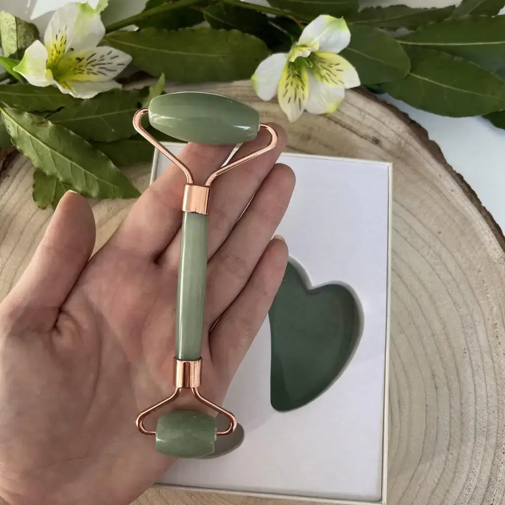 Gua sha et Rouleau de massage Aventurine verte avec poignées en cuivre et emballage élégant