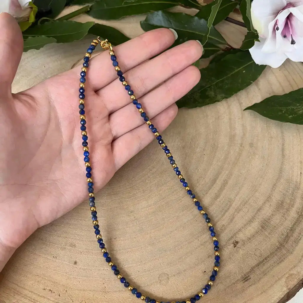 Collier Eden Lapis Lazuli avec perles en acier inoxydable, élégant et coloré pour accessoiriser toutes les tenues