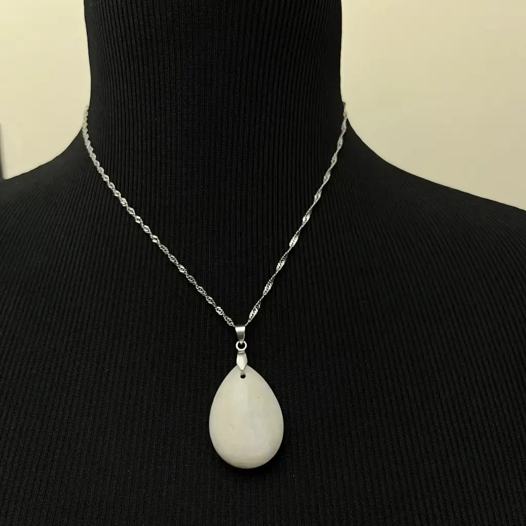 Collier Pierre de Lune Bleutée avec pendentif goutte en argent sur chaîne élégante