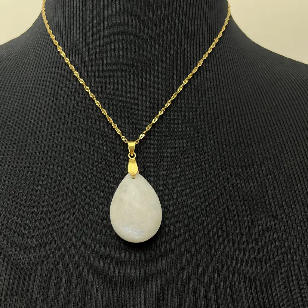 Collier Pierre de Lune Bleutée avec pendentif en forme de goutte et chaîne dorée élégante