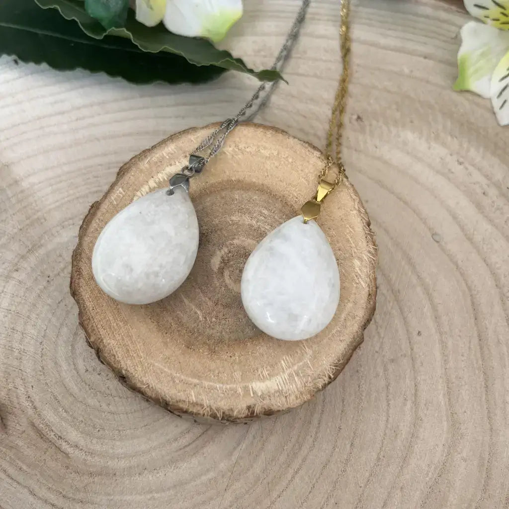 Collier Pierre de Lune Bleutée en pendentif avec un design élégant et raffiné