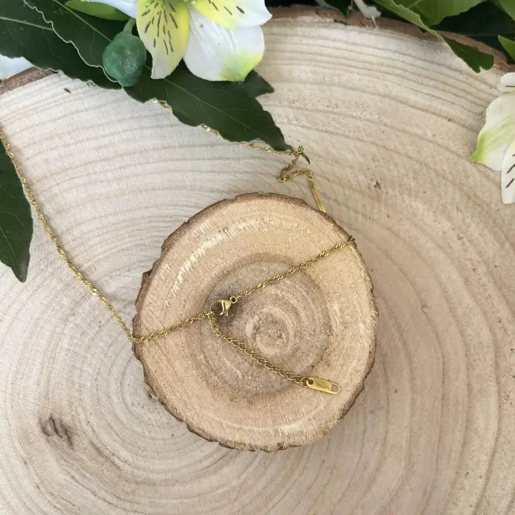 Collier Pierre de Lune Bleutée avec finition dorée, élégant et délicat, parfait pour toutes les occasions