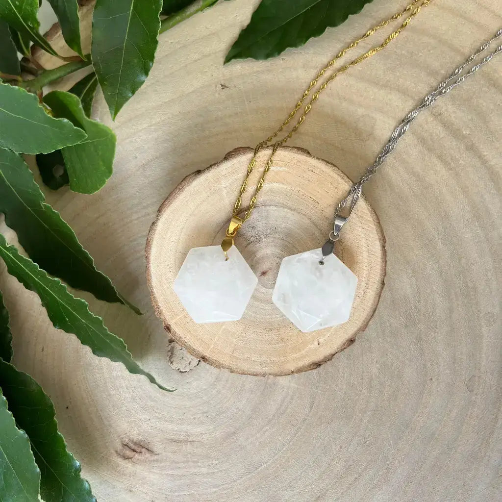 Bijou Aura de Roche avec collier pendentif en cristal de Quartz et chaînes dorée et argentée