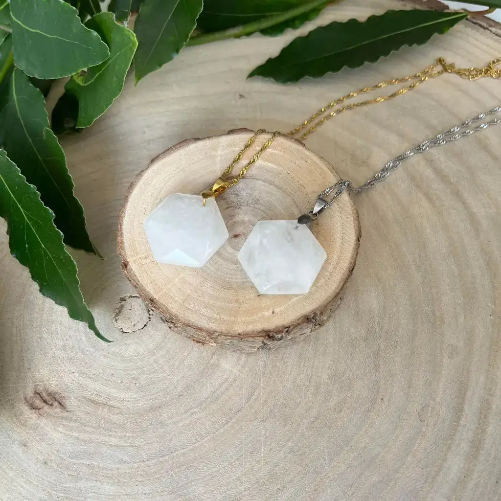 Collier pendentif en métal avec cristal de Quartz hexagonal sur une base en bois naturel