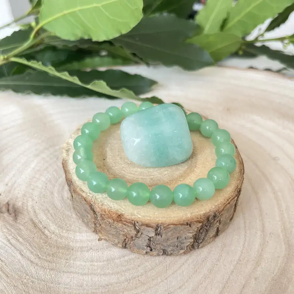 Duo Aventurine Verte avec un bracelet de perles et un cristal sur un support en bois
