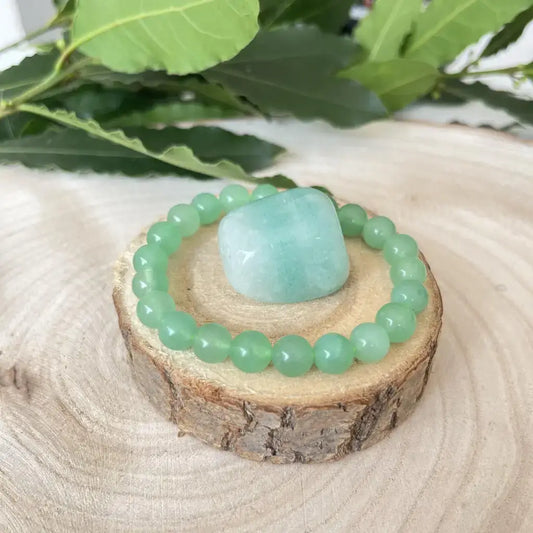 Duo Aventurine Verte avec un bracelet de perles et un cristal sur un support en bois
