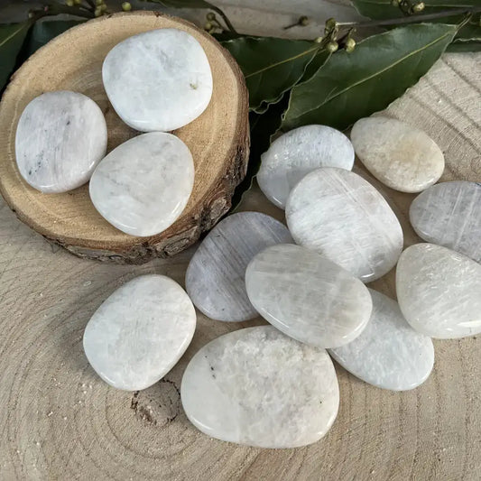 Galet plat Pierre de Lune Bleutée Aura de Roche lot de galets blancs nacrés posés sur rondin bois