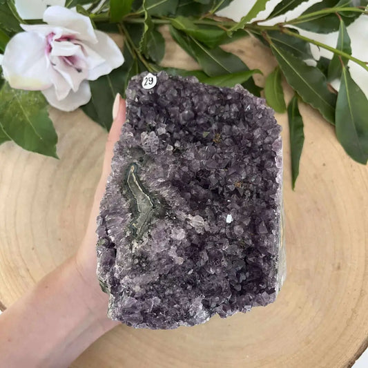 Géode Améthyste Brut de Aura de Roche, pierre naturelle violette avec cristaux scintillants