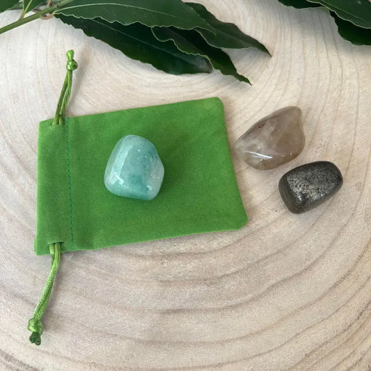 Kit de Réussite avec Pierres Naturelles comprenant trois pierres dans un sac vert en suédine