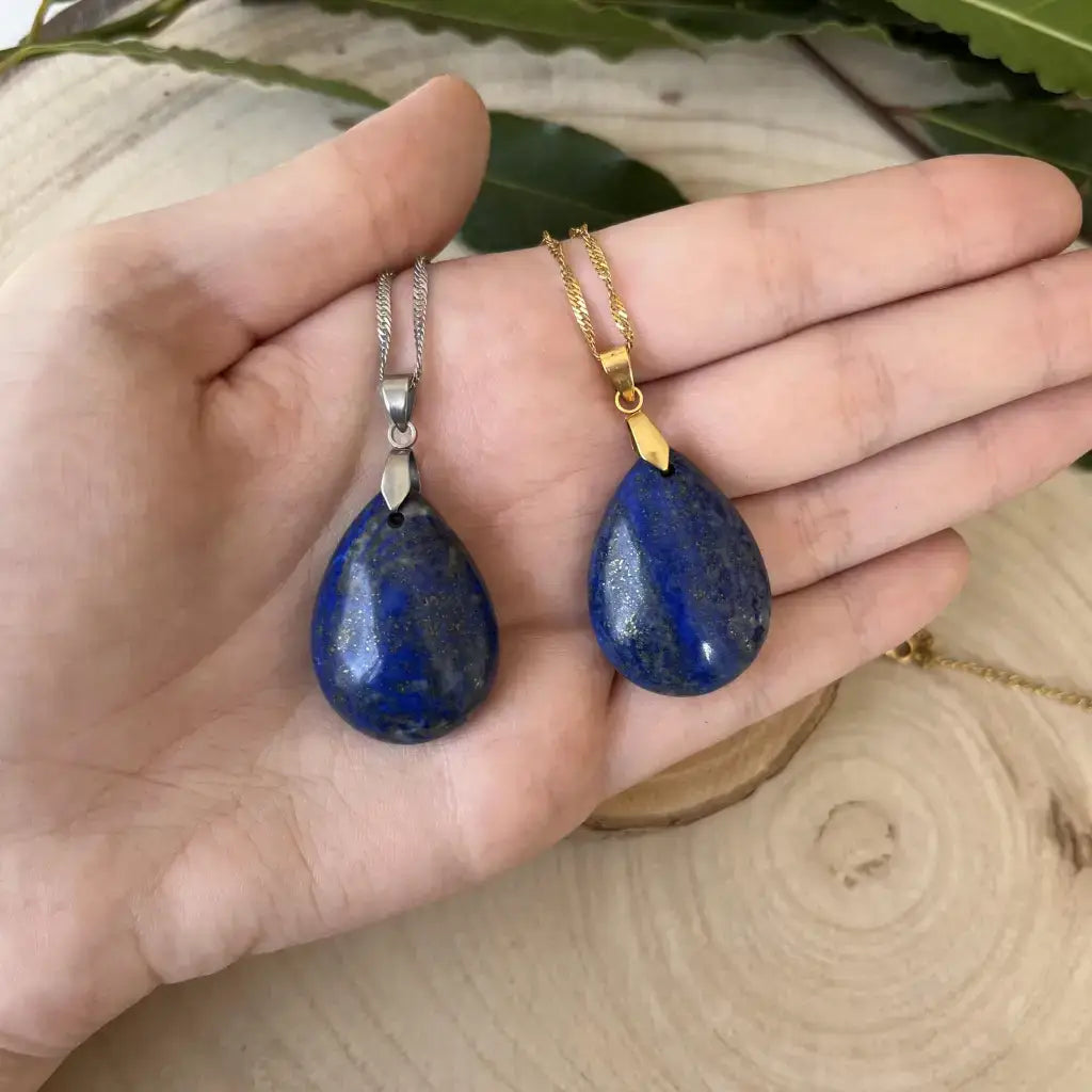 Pendentif en Lapis Lazuli bleu en forme de goutte suspendu à une chaîne argentée et dorée