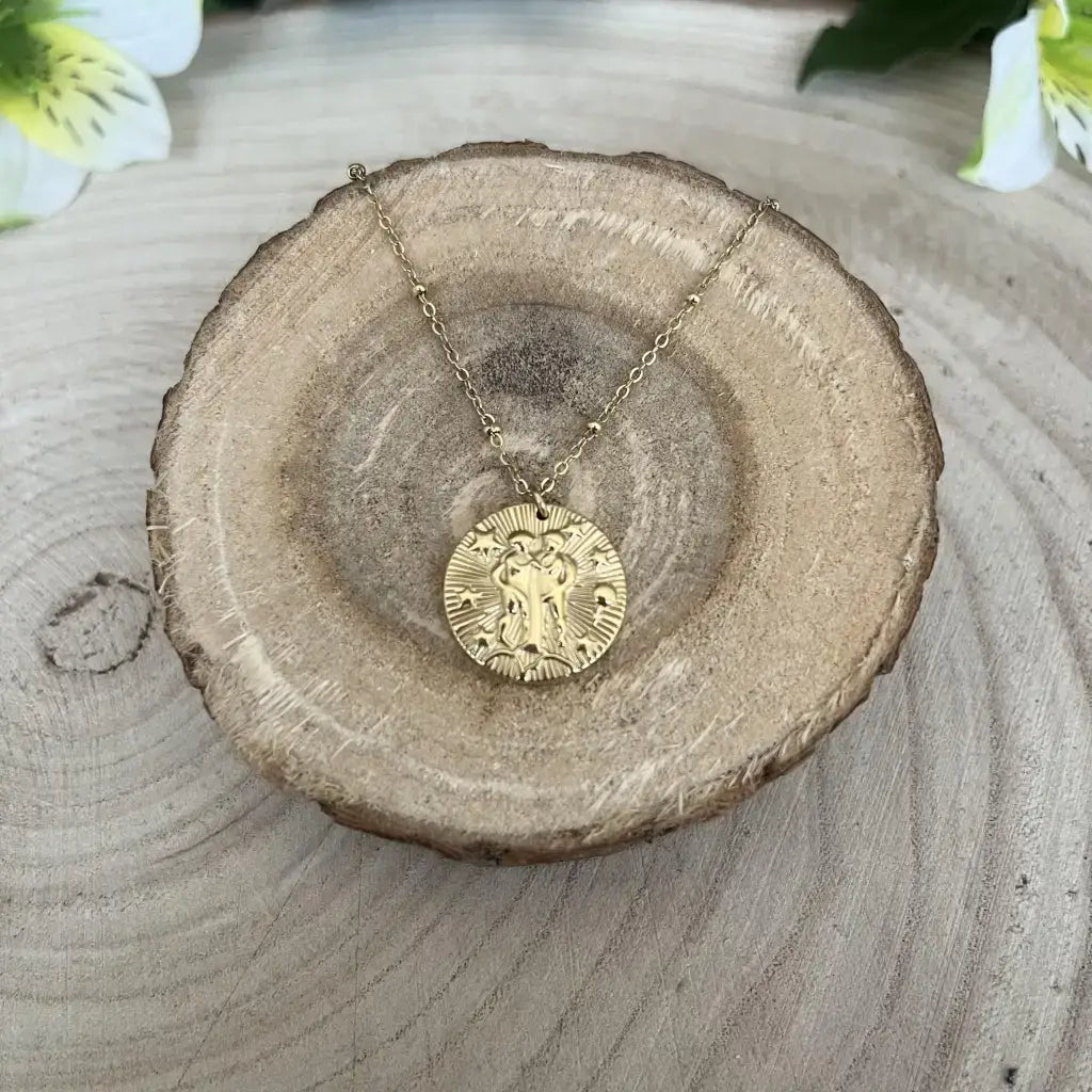 Pendentif Gémeaux avec Pierre de Pouvoir sur chaîne dorée, parfait pour les amateurs de bijoux astrologiques