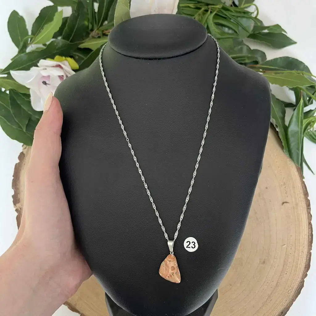 Pendentif Jaspe Léopard en pierre naturelle suspendu sur un mannequin en noir