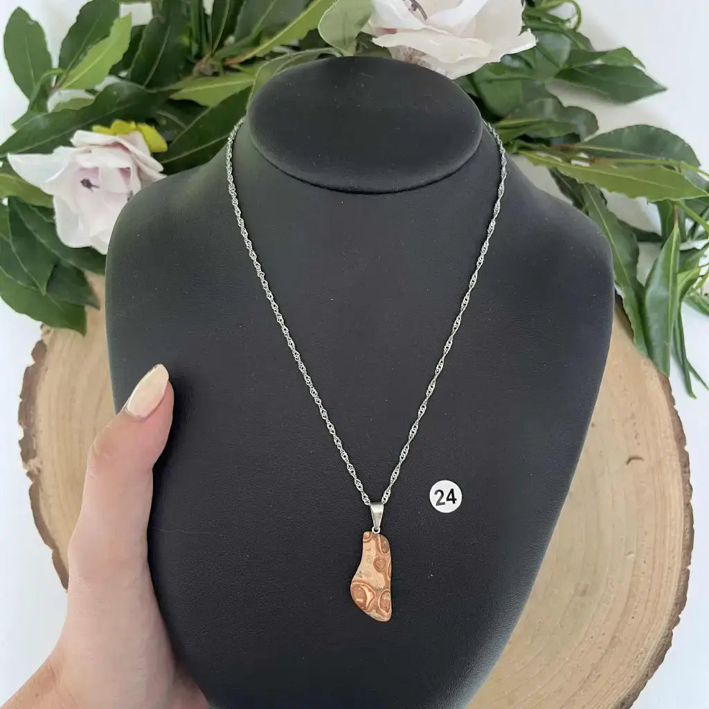 Pendentif Jaspe Léopard en pierre naturelle suspendu sur une chaîne élégante, parfait pour les amateurs de bijoux uniques