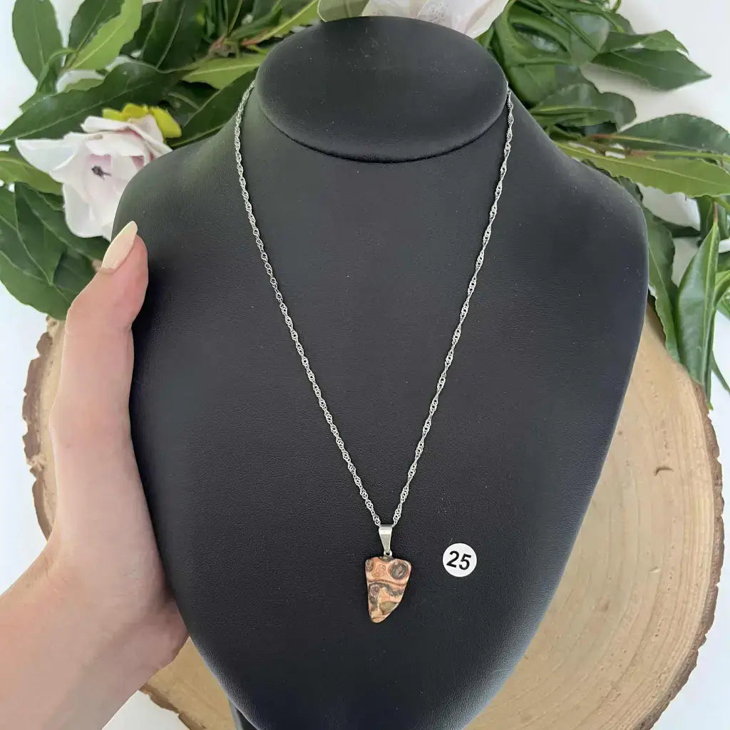 Pendentif Jaspe Léopard en pierre naturelle avec chaîne en argent et design élégant
