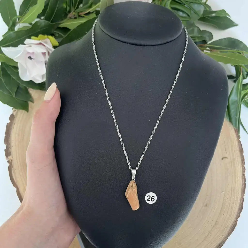 Pendentif Jaspe Léopard en pierre naturelle avec chaîne argentée sur support noir