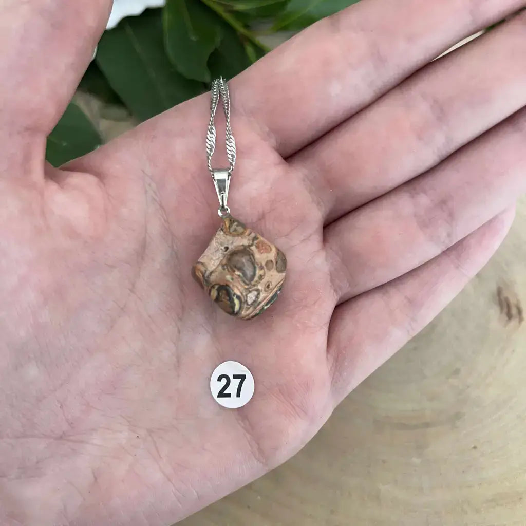 Pendentif Jaspe Léopard en pierre naturelle avec chaîne délicate, parfait pour un look élégant