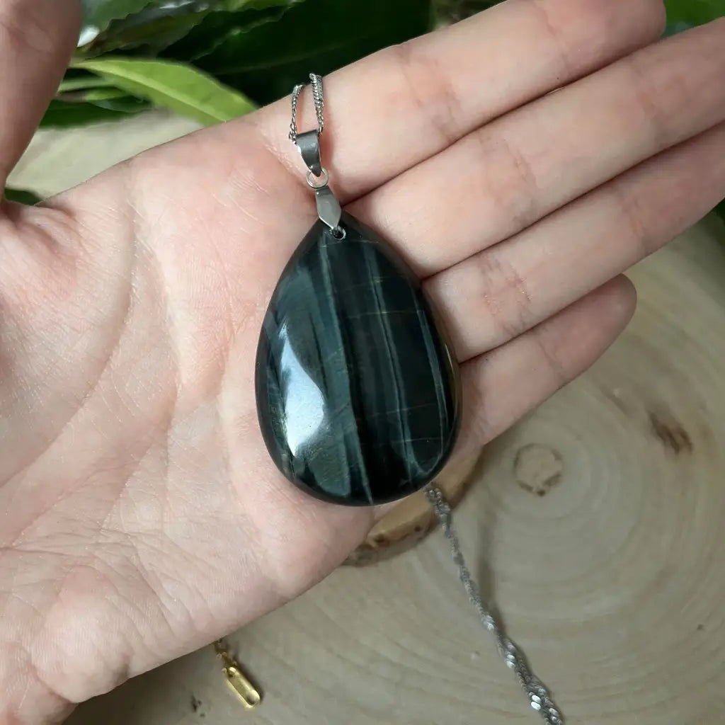 Pendentif Œil de Faucon: Élégance et Protection