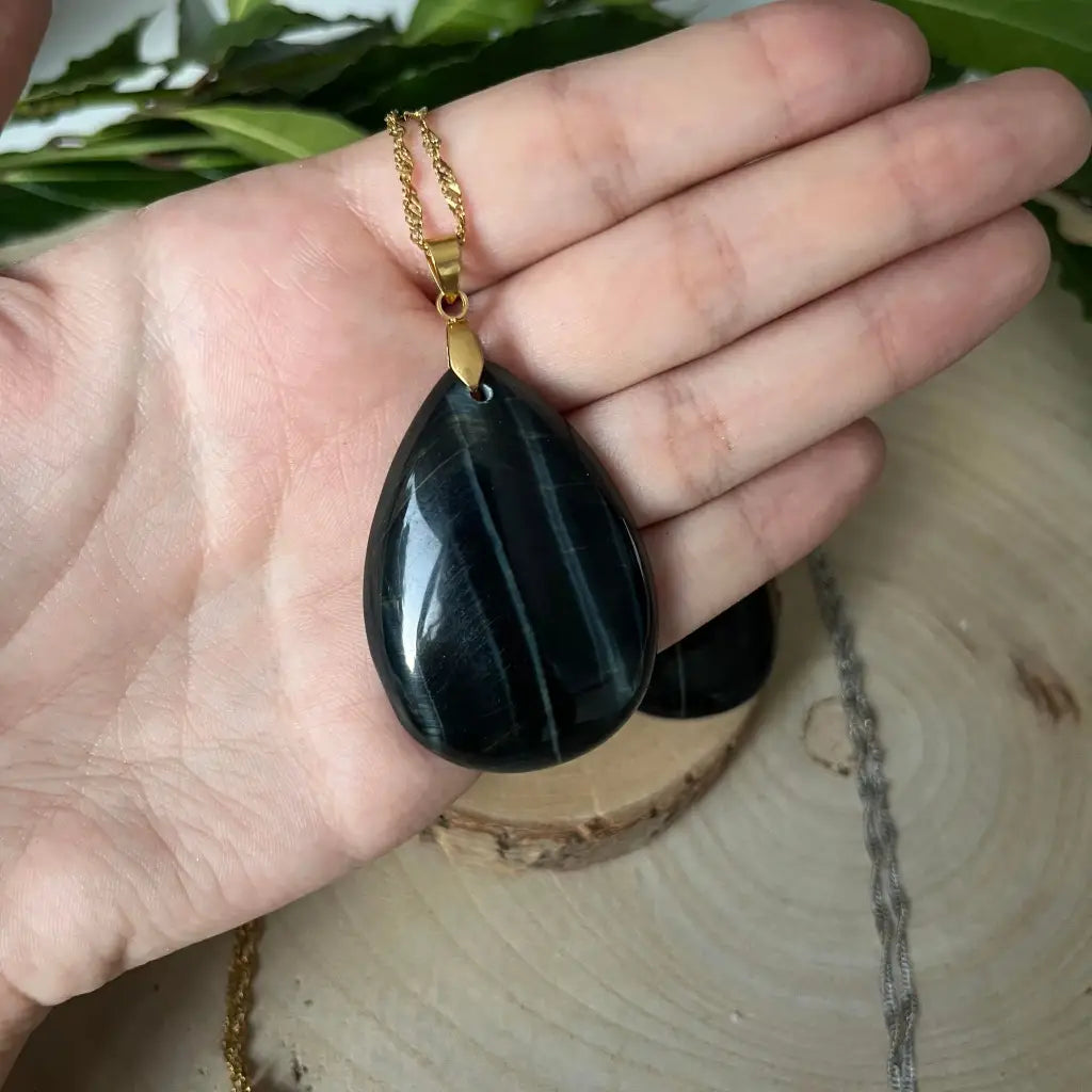 Pendentif Œil de Faucon: Élégance et Protection