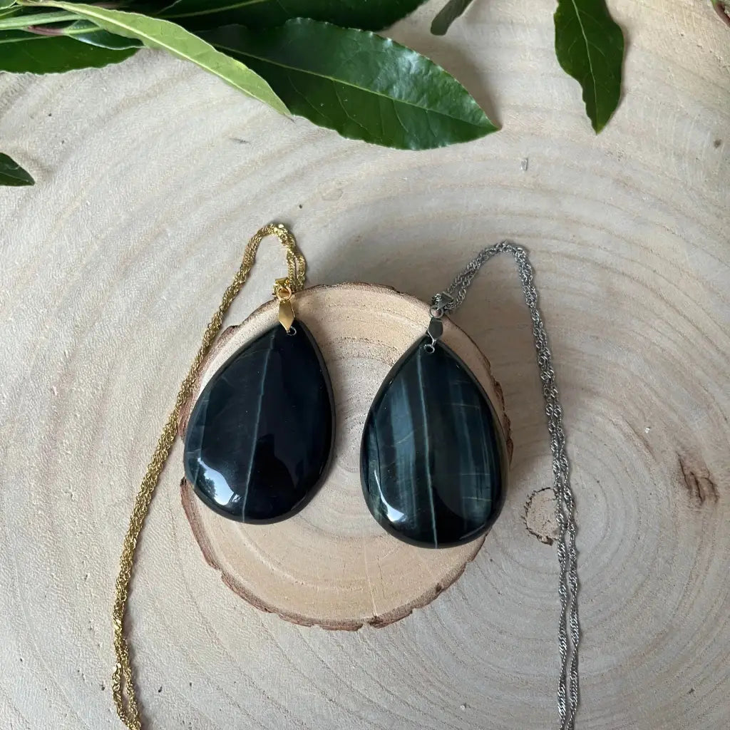 Pendentif Œil de Faucon: Élégance et Protection