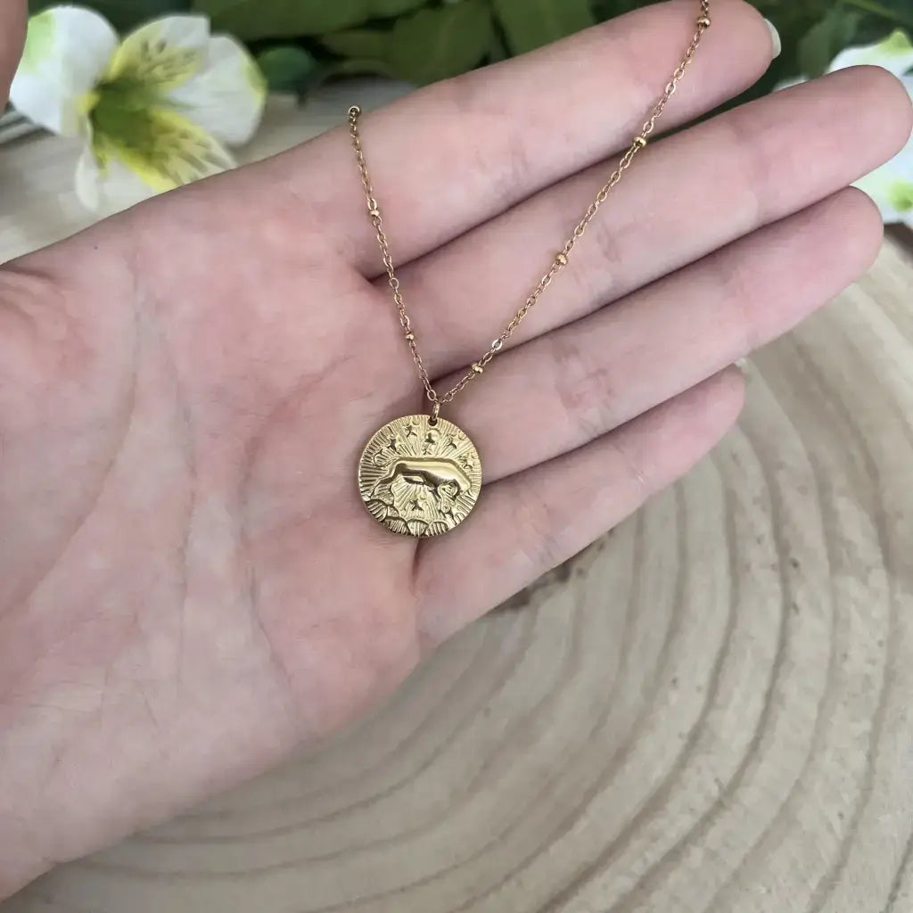 Pendentif Taureau avec Pierre de Pouvoir en or sur une chaîne délicate, parfait pour les passionnés d'astrologie