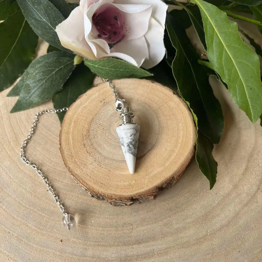 Pendule en Howlite Blanche Aura de Roche sur tranche de bois avec chaîne argentée et fleur