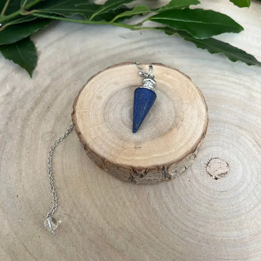 Pendule en Lapis Lazuli avec chaîne en argent sur un support en bois naturel