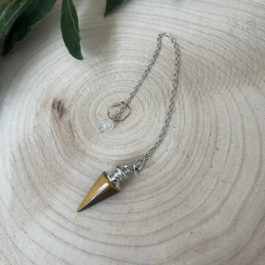 Pendule en Oeil de Tigre Aura de Roche en pierre cone poli avec capuchon argent et chaine sur tranche de bois