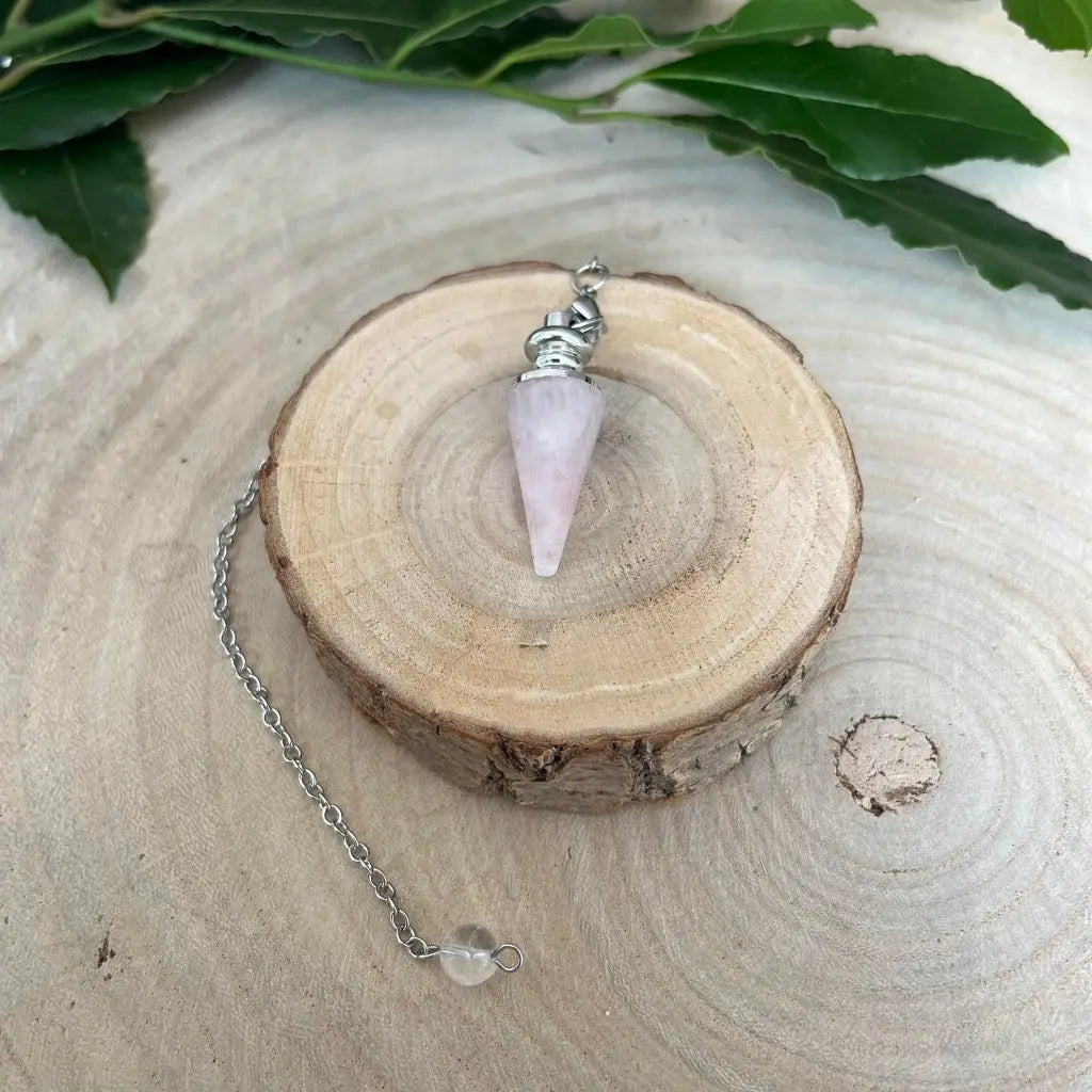Pendule en Quartz Rose Aura de Roche pendule conique en quartz rose avec chaîne argentée et perle