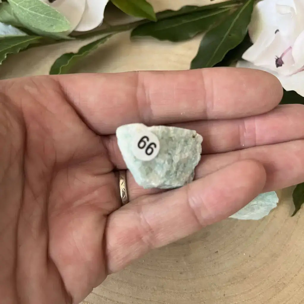 Pierre brute Amazonite Brésil tenue dans une main, identifiable par son numéro 66