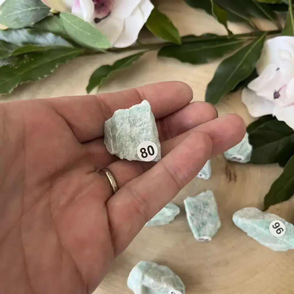 Pierre brute Amazonite Brésil tenue en main avec des nuances vertes et un étiquetage numéroté